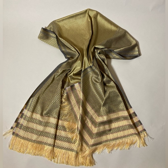 Silk Jacquard Woven Large Shawl Made in India - Picture 1 of 7